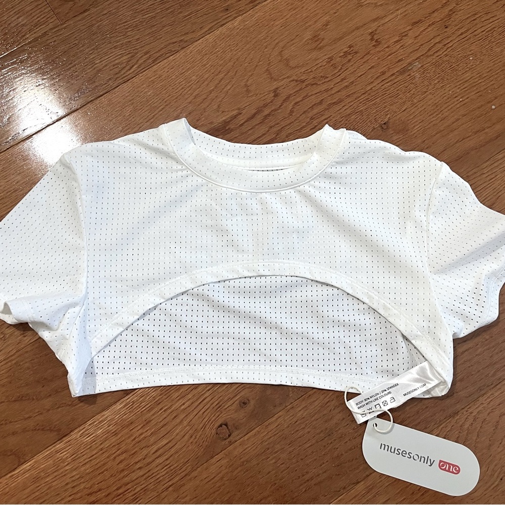Musesonly white workout crop. NWT
